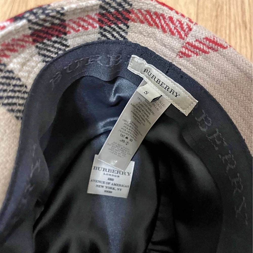 Burberry woman’s vintage hat (Authentic)
Size: small